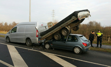 Auto komt onder aanhangwagen terecht 