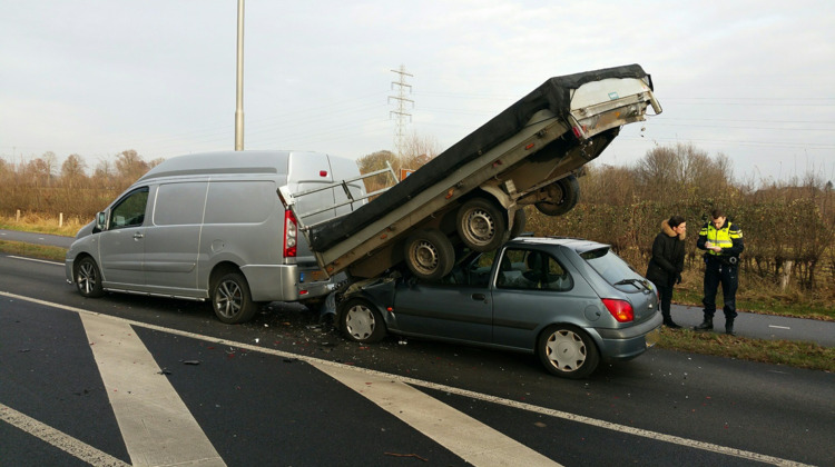 Auto komt onder aanhangwagen terecht 