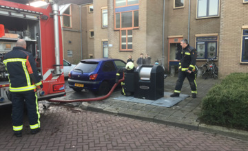 Brandweer blust brand in ondergrondse container