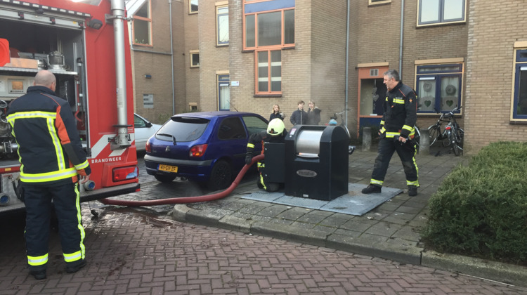 Brandweer blust brand in ondergrondse container
