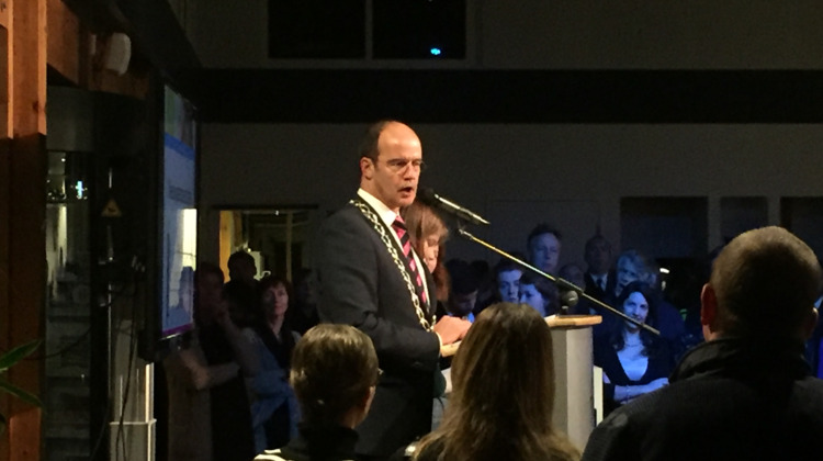 Brummense burgemeester praat straattaal tijdens nieuwjaarsrede