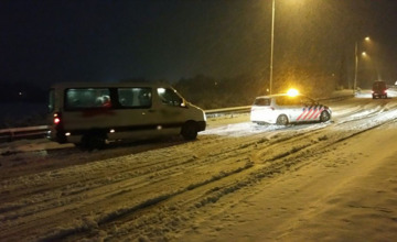 Taxibusje tegen vangrail door gladheid