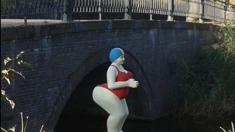 De badende dame heeft een nieuwe plek om te badderen