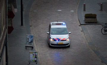 Agenten gehinderd; omstanders op afstand gehouden met wapenstokken en hond
