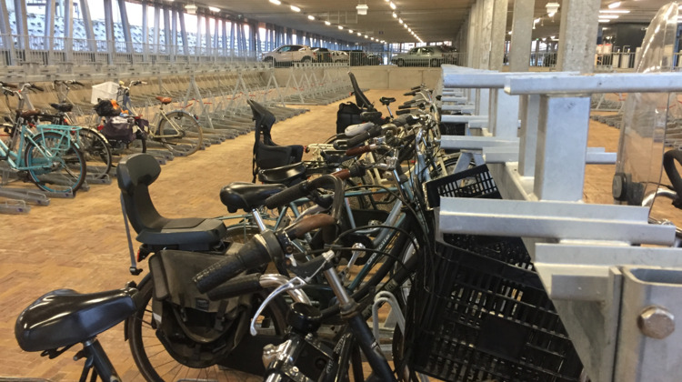 Lege plekken in de nieuwe parkeergarage