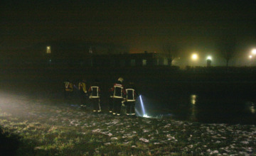Politie en brandweer redden man uit het water