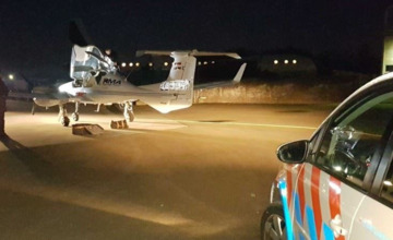 Speelfilmtaferelen in Teuge, vliegtuig vol drugs landt op vliegveld