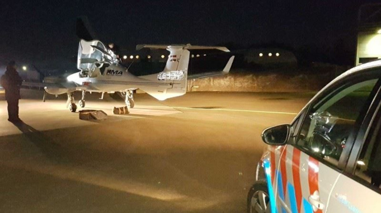 Speelfilmtaferelen in Teuge, vliegtuig vol drugs landt op vliegveld