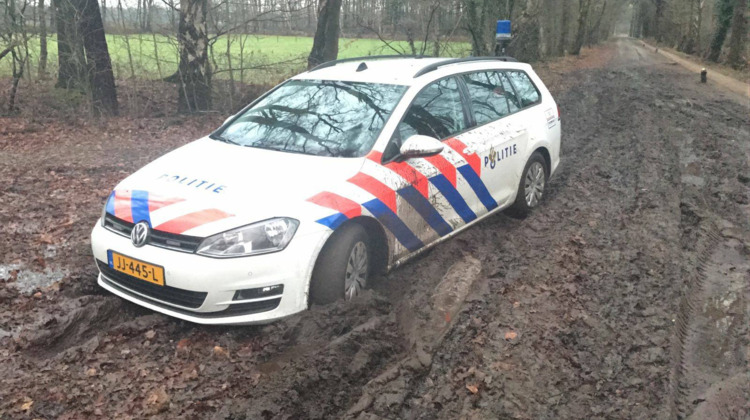Zutphense politie moest dienstauto uit de modder duwen