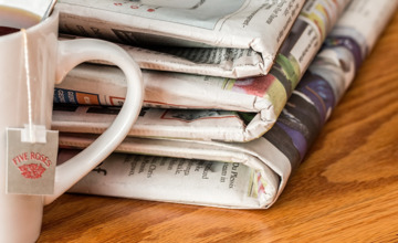 Journalisten van lokale kranten op straat