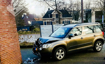 Auto rijdt tegen gebouw; veel schade