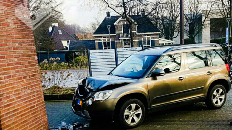 Auto rijdt tegen gebouw; veel schade