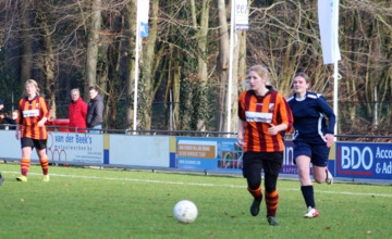 De dames van ST Oeken/Brummen VR1 bekeren door
