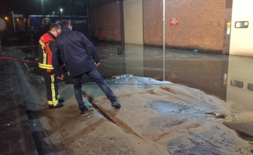 Gesprongen waterleiding zorgt voor gevaarlijke situatie papierfabriek Eerbeek