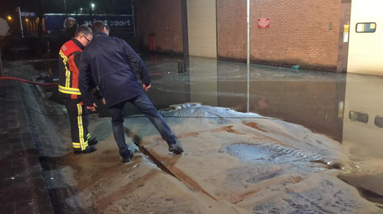 Gesprongen waterleiding zorgt voor gevaarlijke situatie papierfabriek Eerbeek