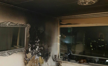Agenten halen bewoner uit woning vol vuur en rook