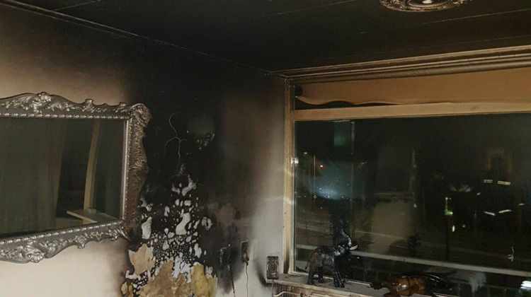 Agenten halen bewoner uit woning vol vuur en rook