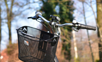 Fietsendief slaat toe terwijl eigenaar winkelkarretje terugzet