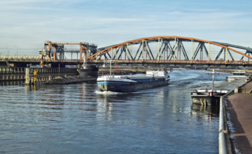 Video | De brug wordt blauw, mooi of niet mooi? 