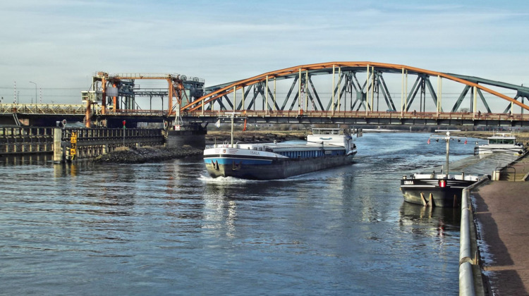 Video | De brug wordt blauw, mooi of niet mooi? 