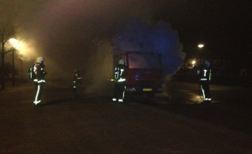 Vrachtwagen brandt volledig uit: "De cabine stond ineens in brand"