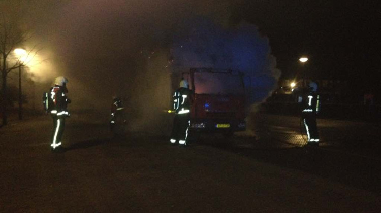 Vrachtwagen brandt volledig uit: "De cabine stond ineens in brand"