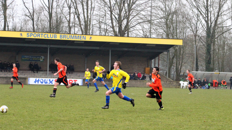 Sportclub Brummen 1 wint de eerste thuiswedstrijd na de winterstop