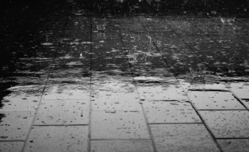 Het regent! Morgen minder treinen door zware storm