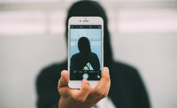 Omstanders maken selfie met onwel geworden slachtoffer 