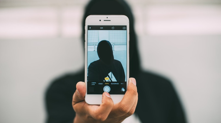 Omstanders maken selfie met onwel geworden slachtoffer 