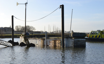 Schip zinkt tijdens storm in Marshaven