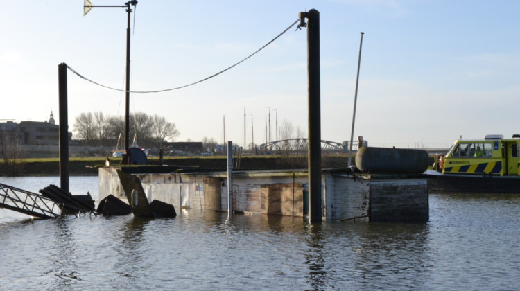 Schip zinkt tijdens storm in Marshaven