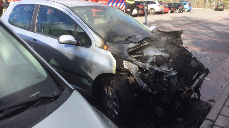 Auto in brand op parkeerplaats Lochemse supermarkt