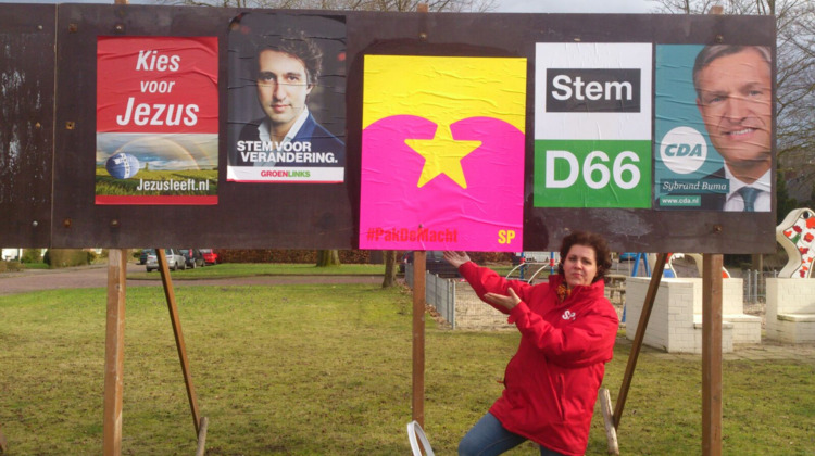 SP plakt posters weer vrolijk terug