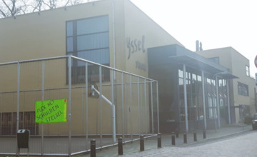 SP'ers verven leuzen op de stoep en hangen vlaggen op