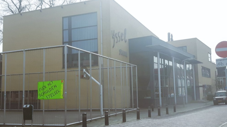 SP'ers verven leuzen op de stoep en hangen vlaggen op