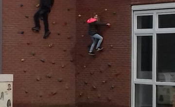 Foutje bij plaatsen klimmuur nieuw scholencluster zorgt voor gevaarlijke situatie 
