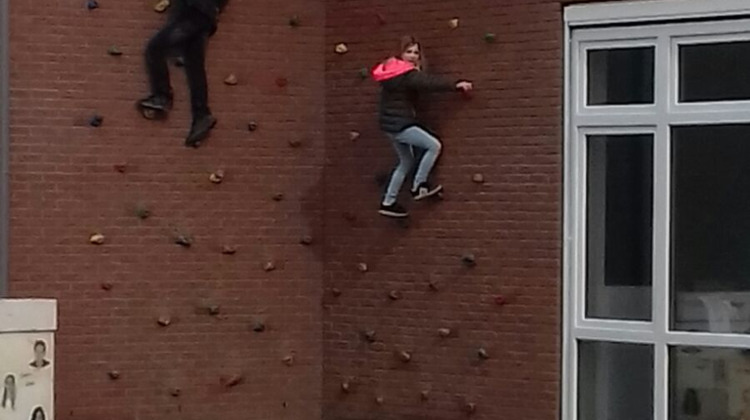 Foutje bij plaatsen klimmuur nieuw scholencluster zorgt voor gevaarlijke situatie 
