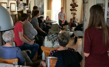 Kandidaat-kamerleden nodigde geinteresseerde uit in huiskamer
