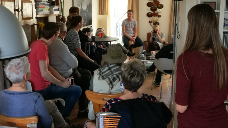 Kandidaat-kamerleden nodigde geinteresseerde uit in huiskamer