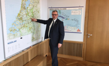 Ex-wethouder Jan Kottelenberg drinkt thee met Plasterk