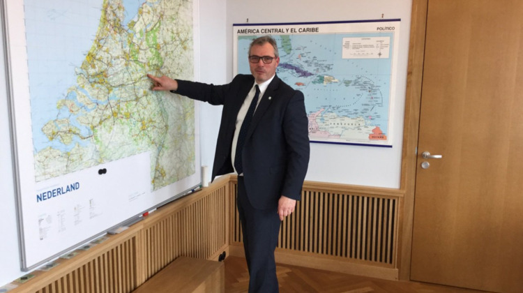 Ex-wethouder Jan Kottelenberg drinkt thee met Plasterk