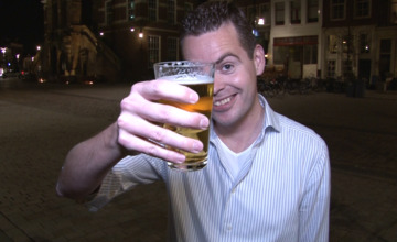 Video | Biertjes en uitbundigheid bij lokale politici