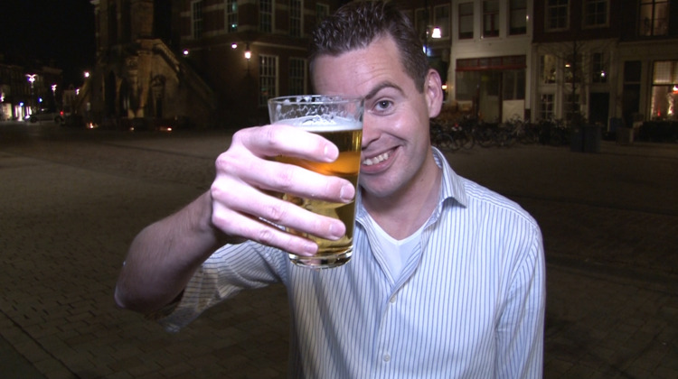 Video | Biertjes en uitbundigheid bij lokale politici