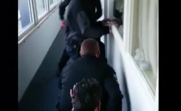 Video | Politie valt met hoop bombarie huis van criminelen binnen