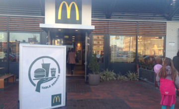 Nog minder doen voor je fastfood: Zutphense McDonald's brengt eten aan tafel