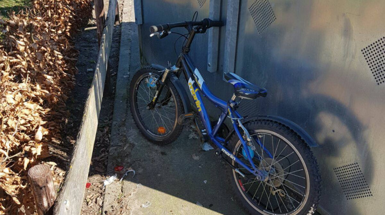 Vandalen vernielen tuinbank en kinderfiets
