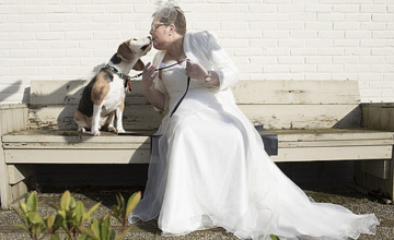 Brummenaar schiet trouwfoto met haar hondje 