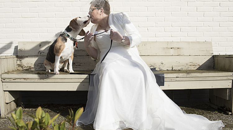Brummenaar schiet trouwfoto met haar hondje 