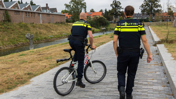 Politieagenten bedreigd met vork
